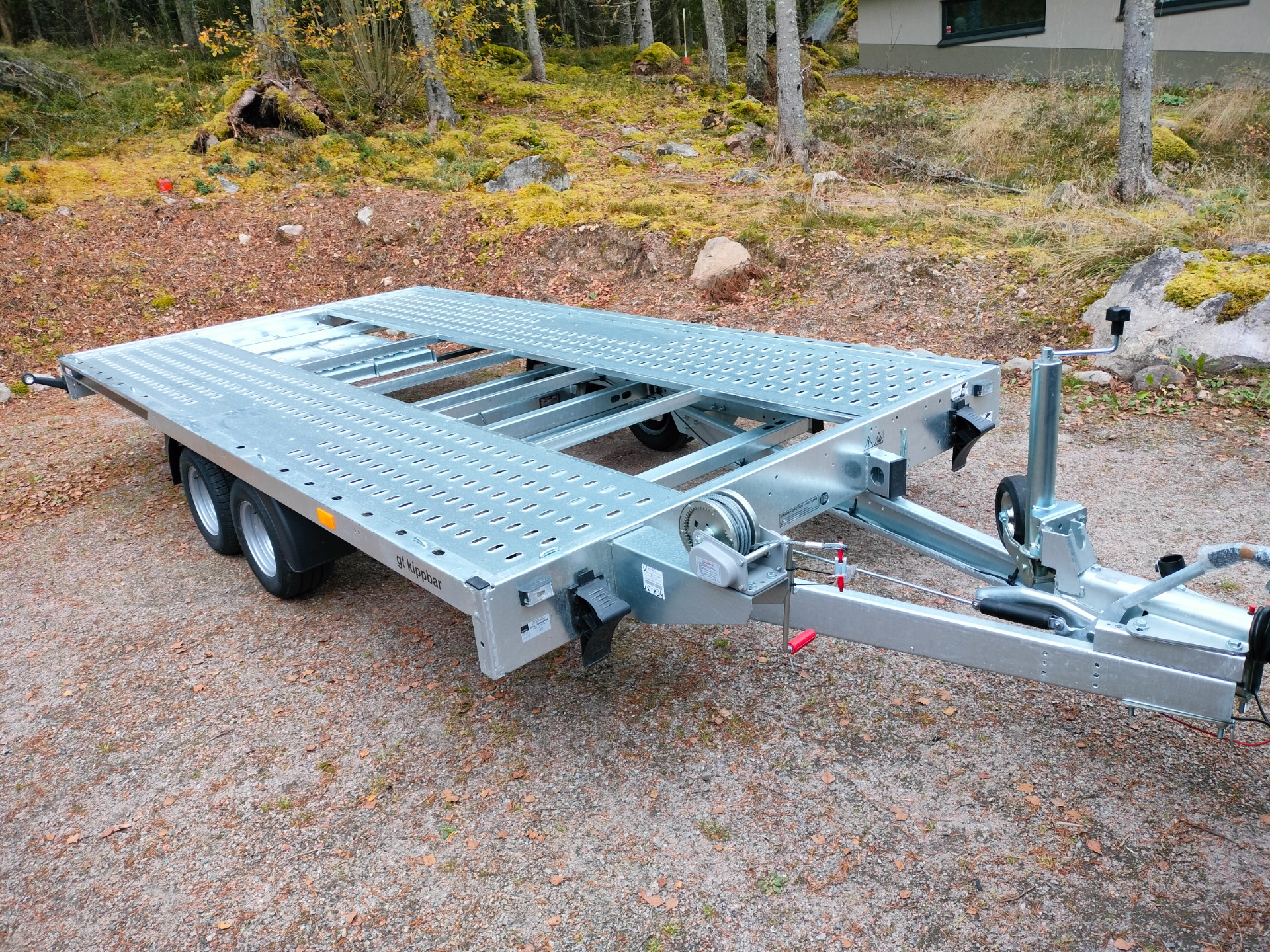 405cm x 200 cm. Kippaava ja käsivinssi. Kantavuus 2100 kg omamassa 600 kg. Kelin mukaan olevat renkaat alla.